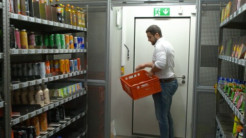 Josef Klein steht im Kühlraum und füllt Ware nach. Zur Eröffnung war der automatische Supermarkt im Ulmer Donautal noch gut bestückt. Mittlerweile räumt Josef Klein vor allem die Produkte ein, die auch regelmäßig gekauft werden. (Foto: SWR, Rainer Schlenz)