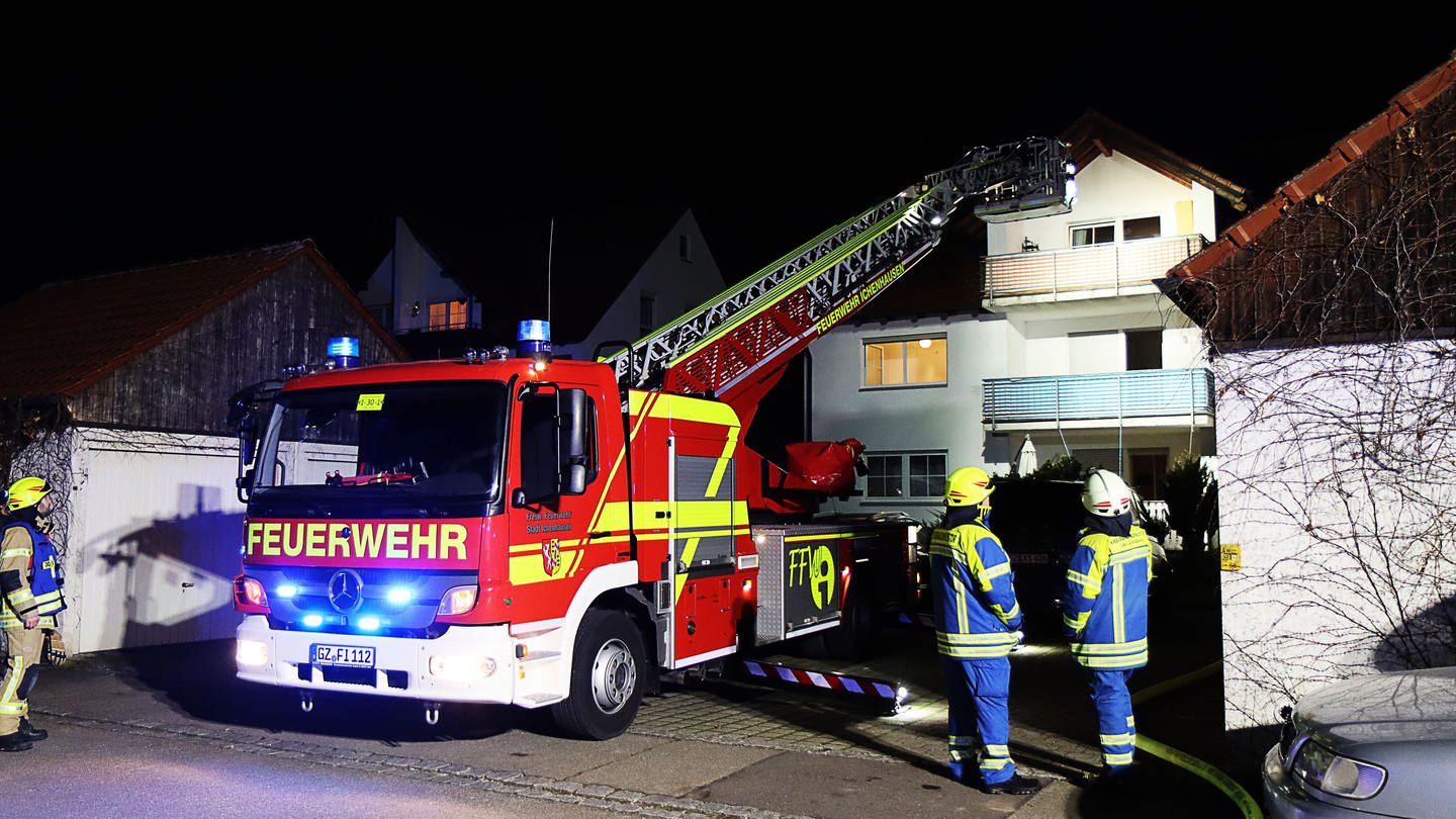 Feuerwehr mit Drehleiter: Bei einem Brand in einer Kellerwohnung in Ichenhausen entstand so viel Rauch, dass das gesamte Gebäude geräumt werden musste. (Foto: Mario Obeseser)