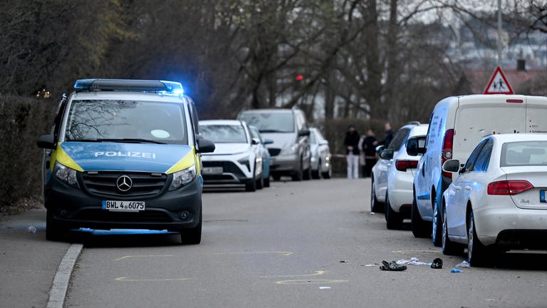 Ein Einsatzwagen der Polizei steht nach einem mutmaßlichen Tötungsdelikt am Ulmer Eselsberg. (Foto: Thomas Heckmann | NonstopNews)