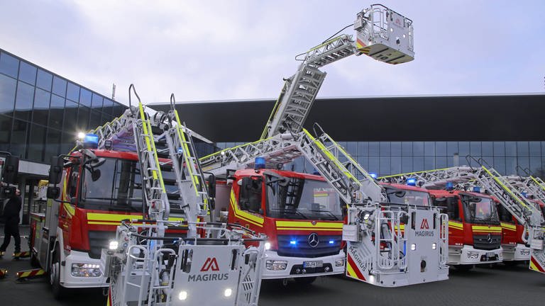 Fahrzeuge der Feuerwehr-Sparte Iveco Magirus: Der defizitäre Fahrzeugbauer Iveco hat seine Feuerwehr-Sparte Magirus in Ulm an die Mutares-Holding mit Sitz in München verkauft.