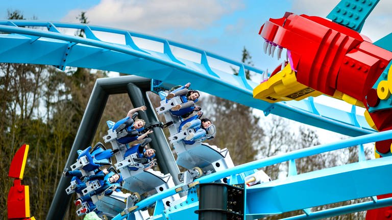Eine Achterbahn namens "Wingcoaster" im Legoland zählt zu den Attraktionen des 2023 eröffneten  Themenbereichs "Mythica". (Foto: LEGOLAND Deutschland)