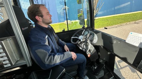 Hände weg vom Lenkrad: Simon Nuschele ist auf dem Langenauer Betriebshof von Dachser nur noch als Sicherheitsfahrer im Cockpit des autonom fahrenden Lkw, um im Notfall einzugreifen.