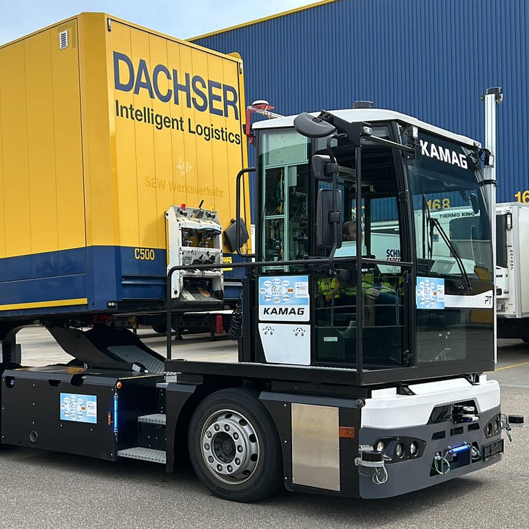 Ein autonom fahrender LKW mit einem gekoppelten Trailer. Mehrere Monate waren selbstfahrende Fahrzeuge auf dem Dachser Betriebshof in Langenau unterwegs.  (Foto: SWR)