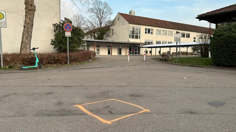 Hier geschah der Angriff - vor dem Gelände der Sägefeldschule im Ulmer Stadtteil Wiblingen. (Foto: SWR)