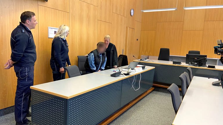 Im Gerichtssaal: Prozess gegen eine Mutter aus Langenau, die ihr neugeborenes Baby in einem Altglascontainer ausgesetzt haben soll.