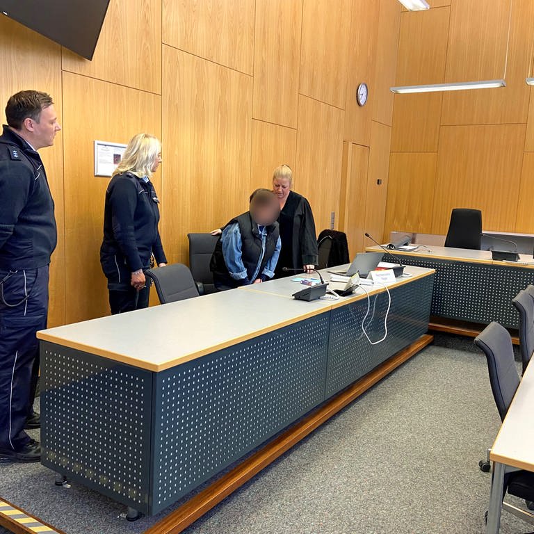 Im Gerichtssaal: Prozess gegen eine Mutter aus Langenau, die ihr neugeborenes Baby in einem Altglascontainer ausgesetzt haben soll. (Foto: SWR, Peter Köpple)