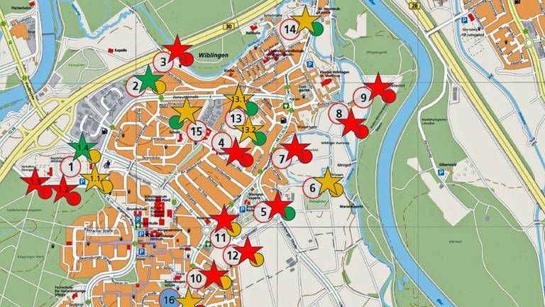 Die 16 Standorte, die die Ulmer Stadtverwaltung und die RPG untersucht haben. Rot bedeutet ungeeignet, gelb bedeutet bedingt geeignet und grün bedeutet geeignet. Die Empfehlung der RPG ist als Stern gekennzeichnet, die Empfehlnung der Stadtverwaltung als Kreis. Kein Standort wurde von beiden mit "grün" bewertet, der für die Unterbringung von Flüchtlingen sehr geeignet wäre. (Foto: Stadt Ulm)