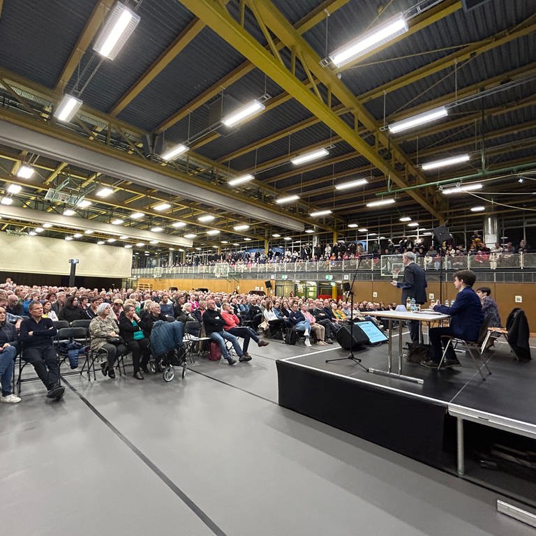 Großes Interesse - Rund 700 Bürgerinnen und Bürger kamen zur Infoveranstaltung in die Sporthalle Tannenplatz. Hier wurden gestern Standorte vorgestellt für eine mögliche Unterbringung von Flüchtlingen im Ulmer Stadtteil Wiblingen. (Foto: SWR)