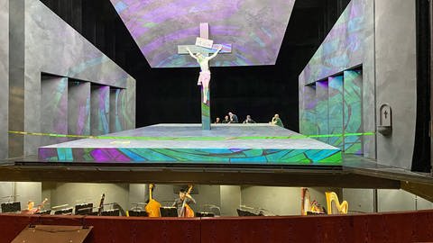 Der Blick über den Orchestergraben auf die in grün getauchte Bühne: Bei den Proben für "Parsifal" am Theater Ulm werden die letzten Einstellungen geprüft, bevor es am Sonntag los geht. (Foto: SWR, Katja Stolle-Kranz)