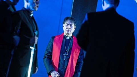 Ein Mann in schwarzer Robe mit rotem Tuch: Er gibt Amfortas, den Gralskönig - Dae-Hee Shin in Wagners Musikdrama "Parsifal", das im Theater Ulm Premiere feiert.
