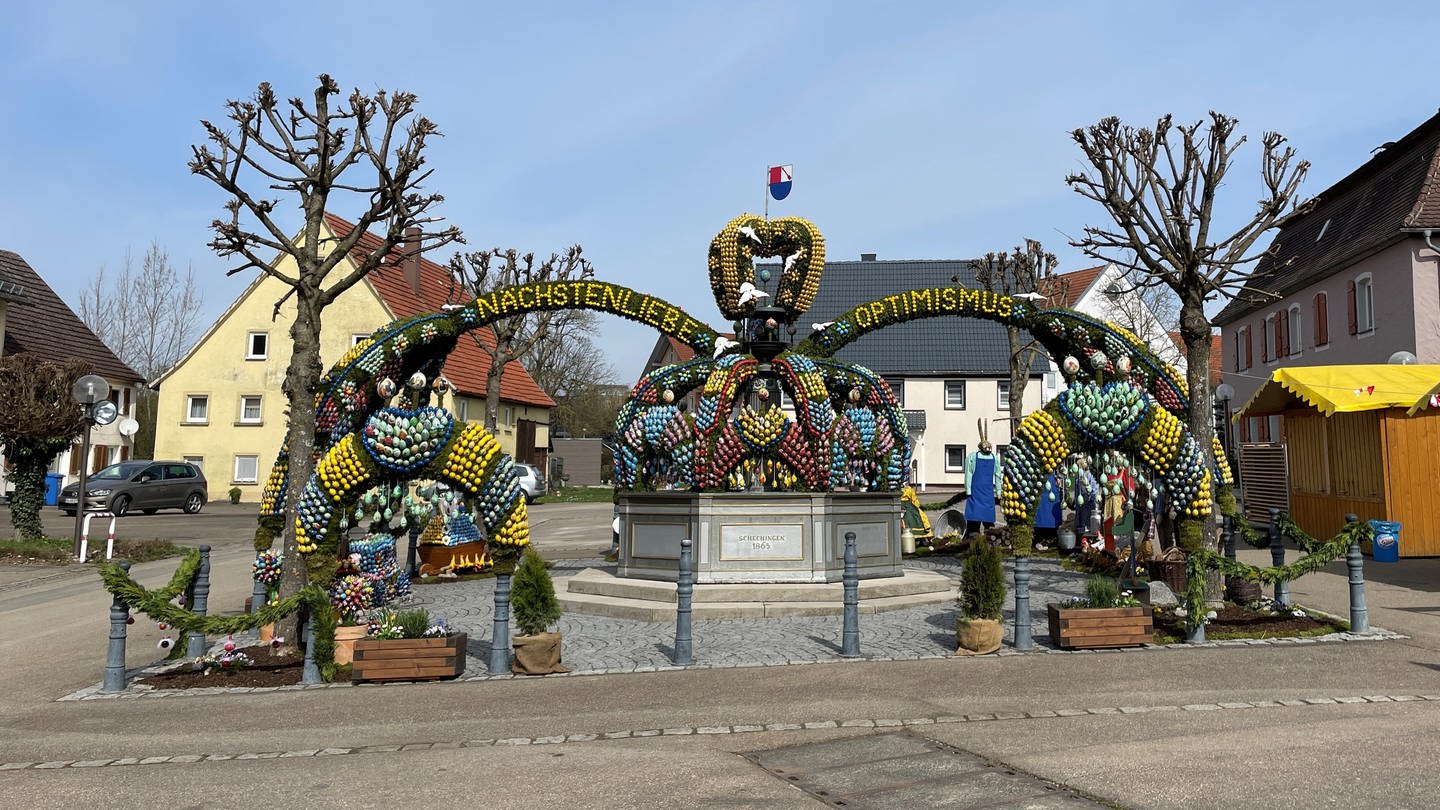 Mit viel Lebe zum Detail wurde der Osterbrunnen in Schechingen im Ostalbkreis auch im Jahr 2024 gestaltet. (Foto: SWR, Stefanie Schmitz)
