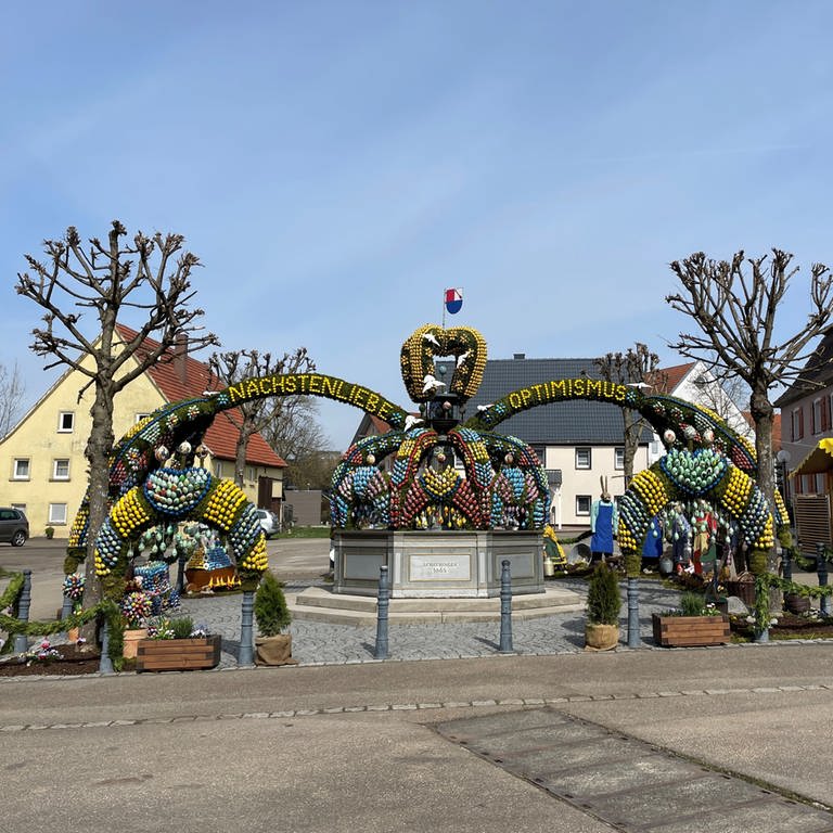 Mit viel Lebe zum Detail wurde der Osterbrunnen in Schechingen im Ostalbkreis auch im Jahr 2024 gestaltet.