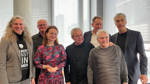 Daniel Libeskind (Mitte) neben der Bundestagsabgeordneten Ronja Kemmer (CDU) und weiteren Vertreterinnen und Vertretern aus Politik und Wissenschaft. (Foto: SWR, Catharina Strass)