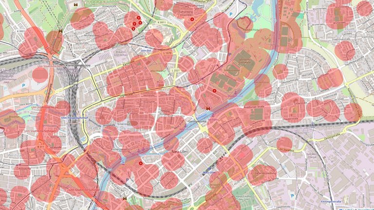 Eine Karte von Ulm, auf der mit roten Kreisen eingezeichnet ist an welchen Orten man Cannabis nicht konsumieren darf. (Foto: Bubatzkarte / OpenStreetMap)