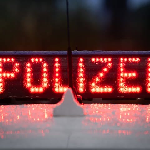 "Polizei"-Leuchtschriftzug auf dem Dach eines Polizeiautos: Am Samstagvormittag hat es einen SEK-Einsatz der Polizei in Böbingen an der Rems (Ostalbkreis) gegeben.  (Foto: dpa Bildfunk, picture alliance/dpa | Soeren Stache)