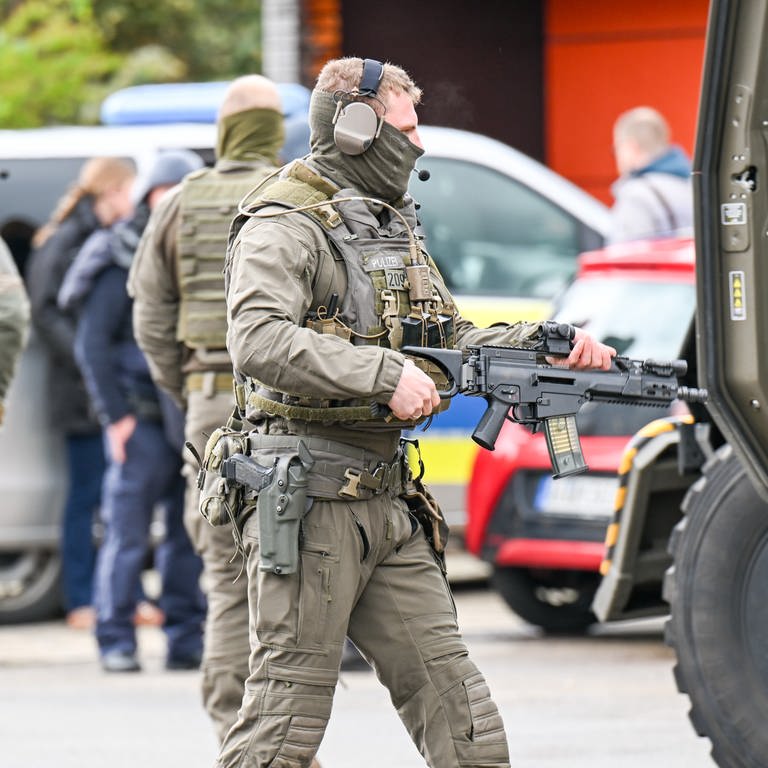 Mitglieder eines Spezialeinsatzkommandos (SEK) der Polizei sind am Mittag in Böbingen im Einsatz. (Foto: dpa Bildfunk, picture alliance/dpa/via onw-images.d.e | Philipp André)