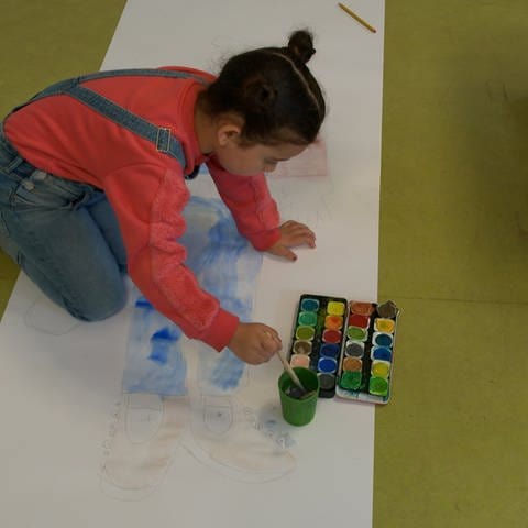 Kinder in der LEA in Ellwangen malen ihre Träume vom Frieden. Malen ist hier auch Therapie. (Foto: SWR)