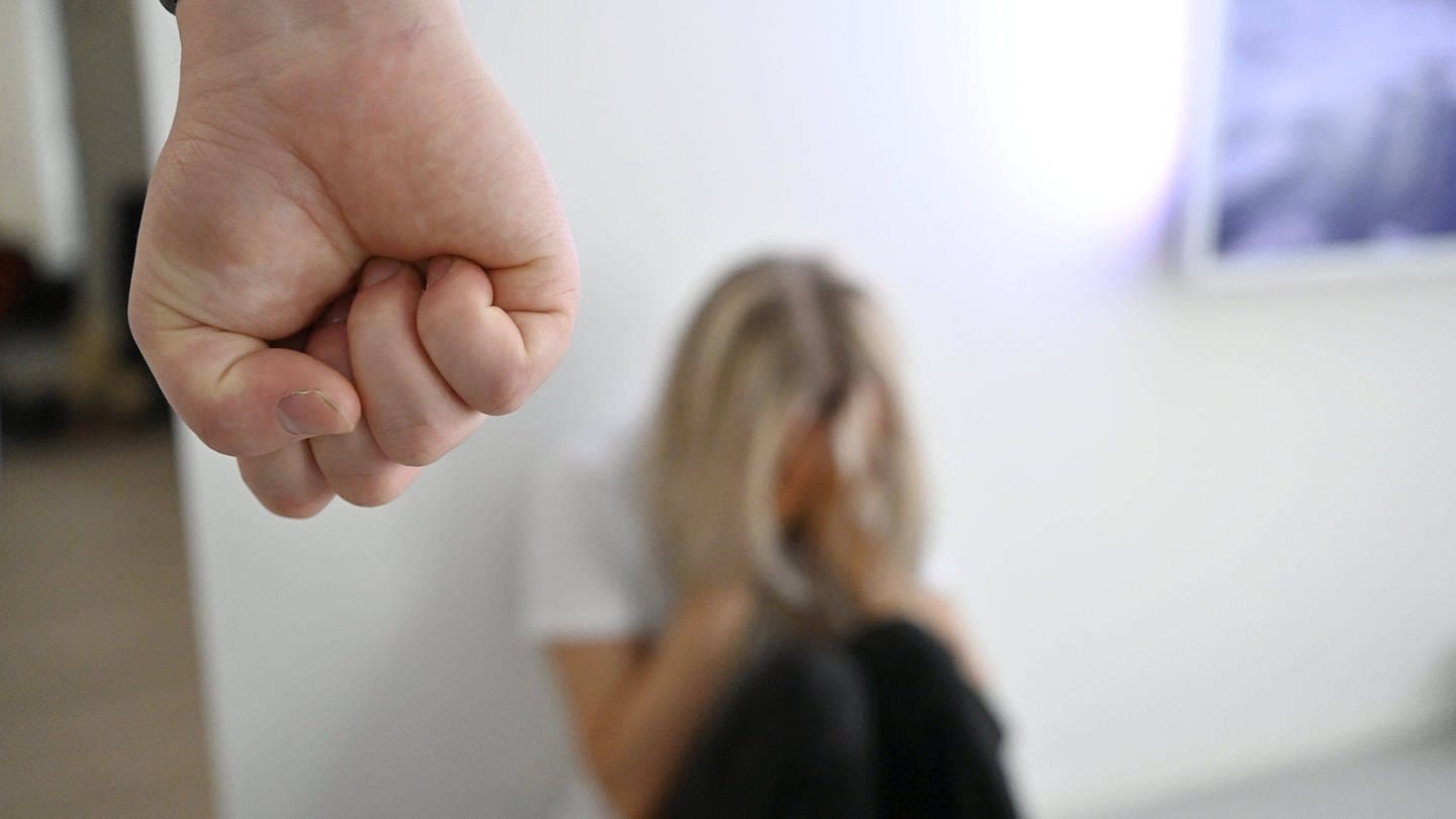 Bei häuslicher Gewalt gibt es in Ulm eine Anlaufstelle für Täter, die Täterarbeit anbieten. (Foto: IMAGO, Lehtikuva)