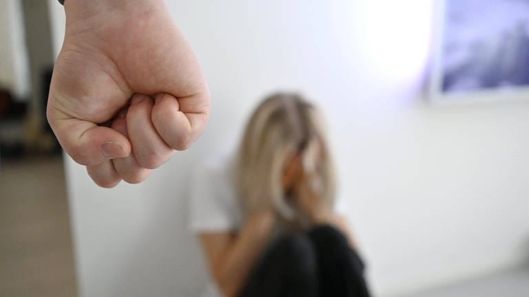 Bei häuslicher Gewalt gibt es in Ulm eine Anlaufstelle für Täter, die Täterarbeit anbieten.  (Foto: IMAGO, Lehtikuva)