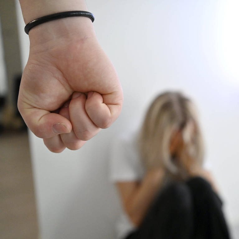Bei häuslicher Gewalt gibt es in Ulm eine Anlaufstelle für Täter, die Täterarbeit anbieten.  (Foto: IMAGO, Lehtikuva)