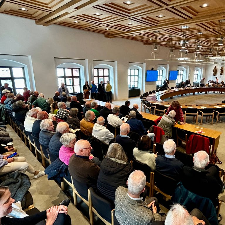 Bis auf den letzten Platz waren die Besucherränge im großen Sitzungssaal des Ulmer Rathauses besetzt. Seit drei Monaten diskutieren wird über die Unterbringung von Geflüchteten in Wiblingen diskutiert.