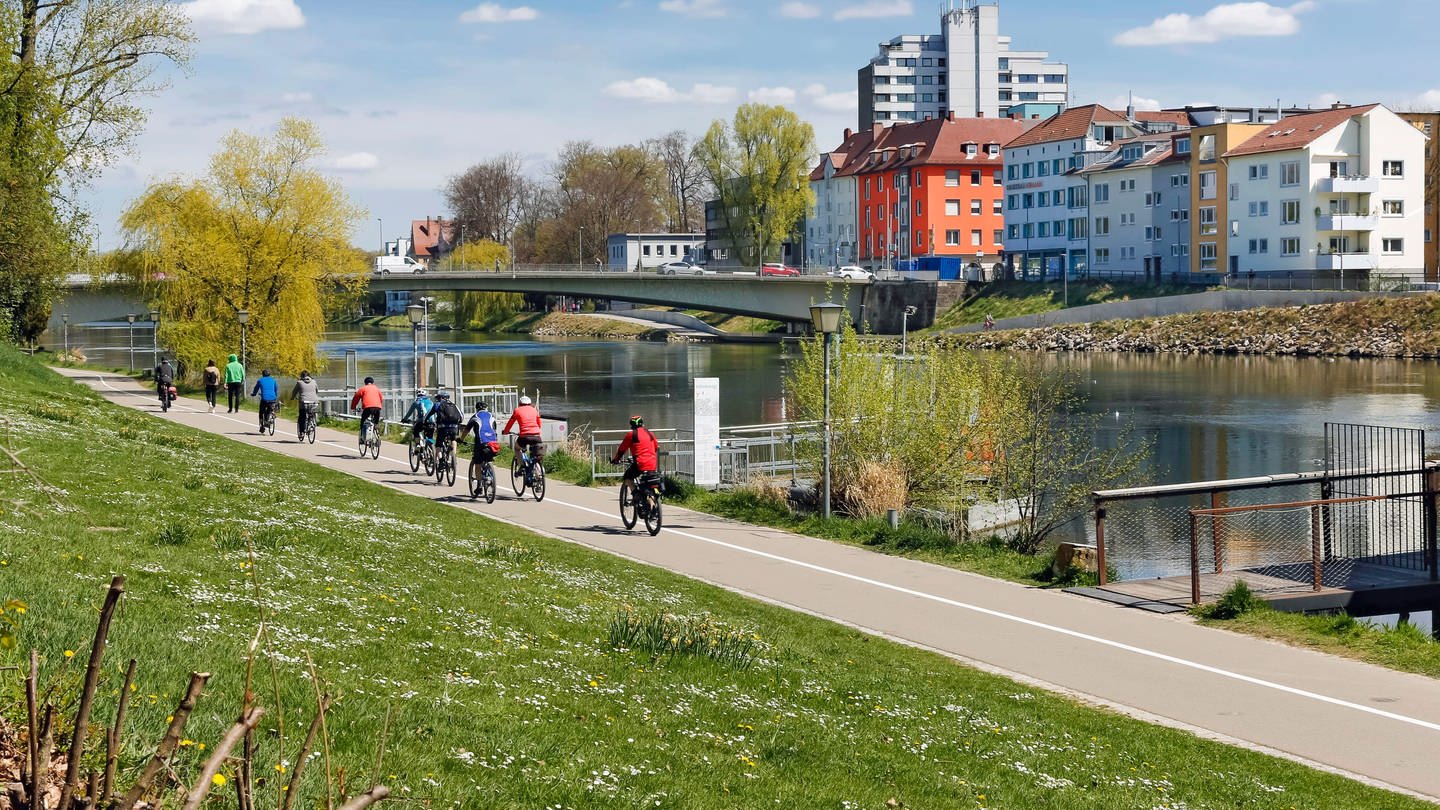Ob Tagesausflügler, Radwanderer oder Berufspendler: Für viele ist der Donauradweg in Ulm ein wichtiger Teil der Infrastuktur. Mittlerweile sind laut einer Umfrage immer mehr Radlerinnen und Radler auch mit dem E-Bike unterwegs. (Foto: IMAGO, IMAGO / imagebroker)