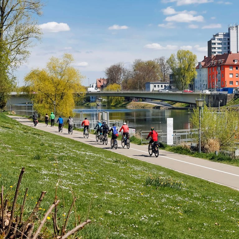 Ob Tagesausflügler, Radwanderer oder Berufspendler: Für viele ist der Donauradweg in Ulm ein wichtiger Teil der Infrastuktur. Mittlerweile sind laut einer Umfrage immer mehr Radlerinnen und Radler auch mit dem E-Bike unterwegs.
