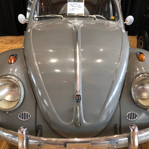 Motorhaube eines grauen VW-Käfers