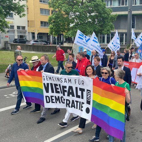 Zahlreiche Parteivertreter waren bei der Maikundgebung und dem Demonstrationszug durch Ulm dabei. Ganz vorne dran: Das "Bündnis für Vielfalt und Demokratie Ulm".  (Foto: SWR, Rainer Schlenz)