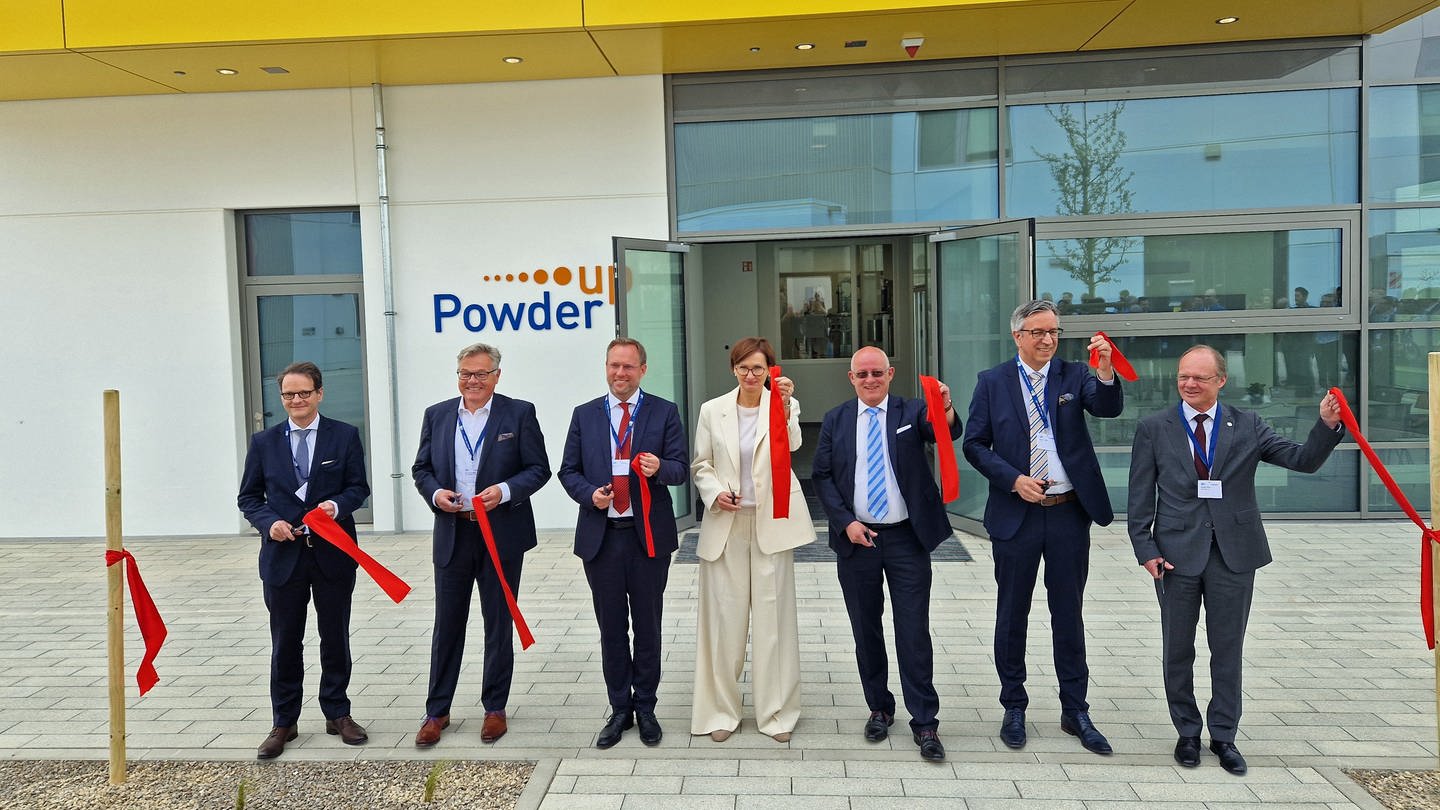 Das ZSW (Zentrum für Sonnenenergie- und Wasserstoff-Forschung) stellt am Donnerstag in Ulm eine neue Anlage für Kathodenmaterialien von Lithium-Ionen-Batterien vor. (Foto: SWR, Ole Hilgert)