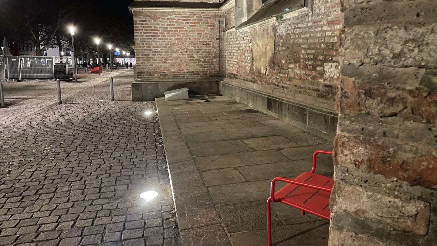 Die Scheinwerfer am Ulmer Münster funktionieren wieder. Die Stadt hofft, dass nun weniger Männer ihre Notdurft an den historischen Mauern verrichten. (Foto: SWR, Verena Hussong)