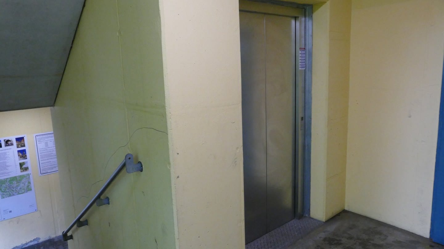 Das Parkhaus in Ellwangen: Mehr als 20 Jahre nach der Eröffnung ist der Aufzug nicht mehr zu reparieren - Wildpinkler haben ihn mit ihrem Urin zerstört. (Foto: Pressestelle, Stadt Ellwangen/Olaf Thielke)