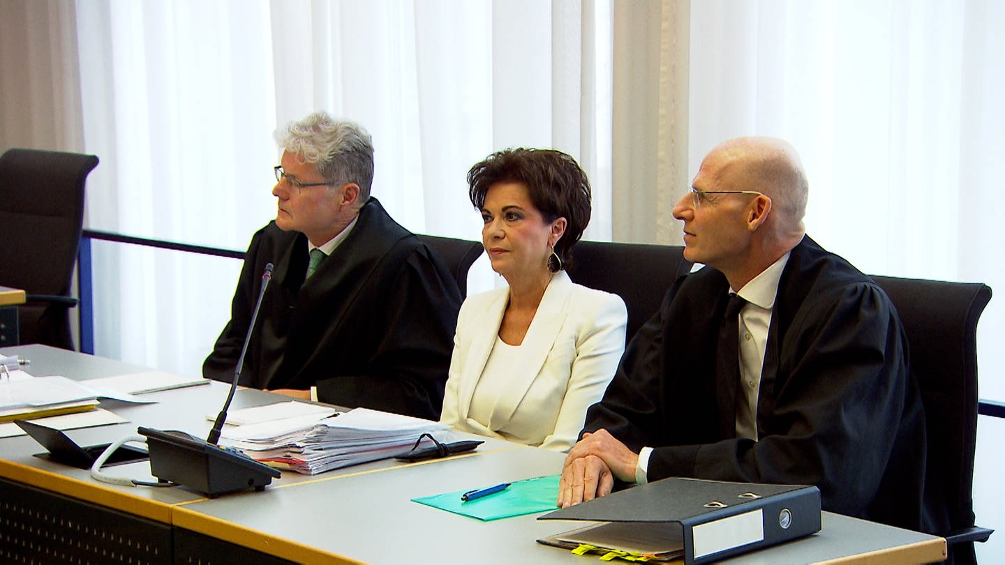 Erwin Müllers Ehefrau Anita zusammen mit ihren beiden Anwälten vor der Zivilkammer das Landgerichts Ulm (Foto: SWR, SWR, Peter Köpple)
