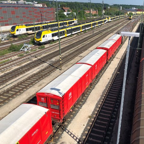 Die roten Züge der DB Cargo stehen am Bahnhof in Aalen noch immer und stinken mit dem Abfall der Papierfirma Palm vor sich hin. 