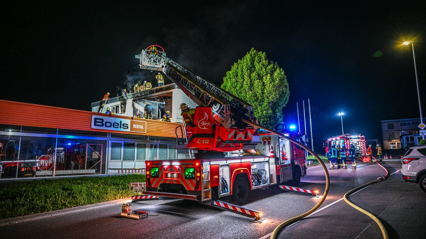 Die Feuerwehr in Aalen rettet drei Bewohner bei einem Brand über ein Firmendach. (Foto: onw-images /Marius Bulling)