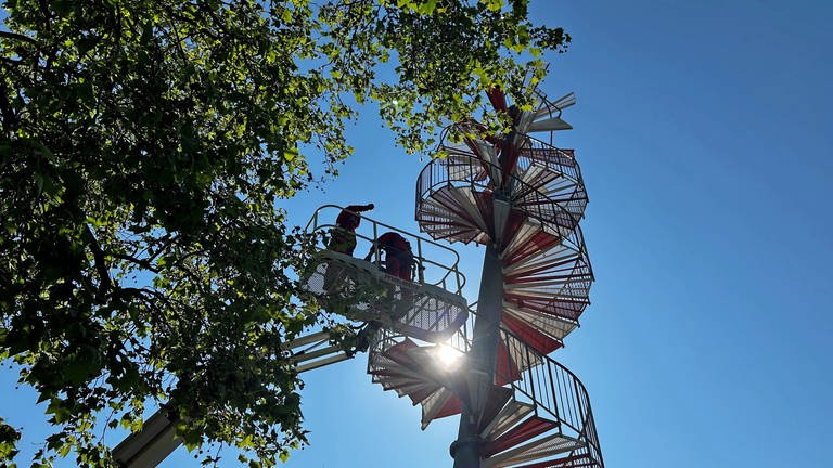 Der 22 Meter hohe Berblinger Turm am Ulmer Donauufer ist nach Wartungsarbeiten wieder eröffnet worden