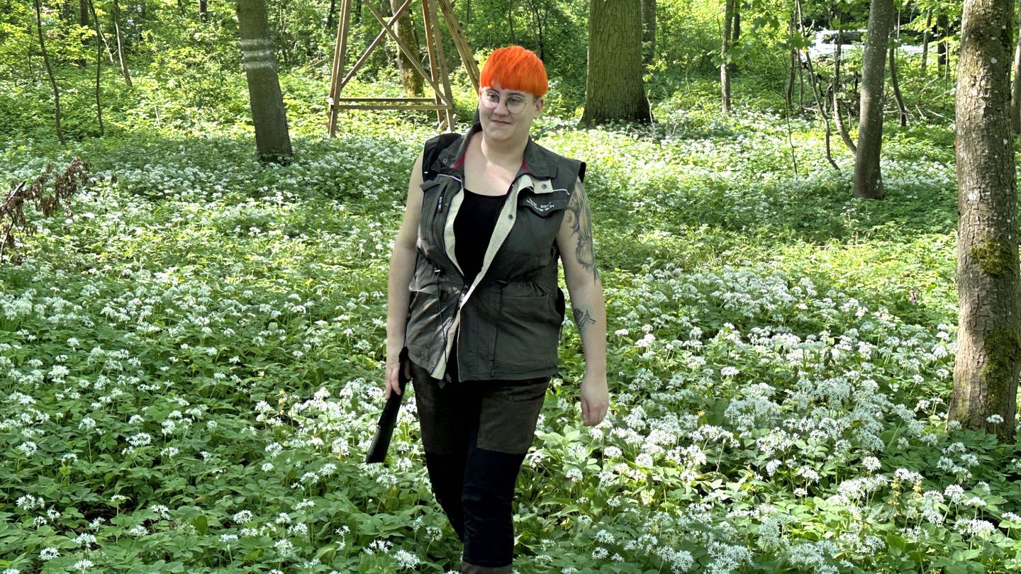 Nicole Bögel aus Blaubeueren (Alb-Donau-Kreis) in Jägerkluft bei der Jagd - die überzeugte Veganerin erlegt und isst auch Wildbret aus heimischen Wäldern. (Foto: Foto/ privat)