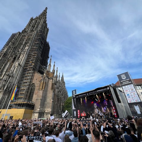 9.000 Menschen feiern die "Ulmer Spatzen" auf dem Münsterplatz