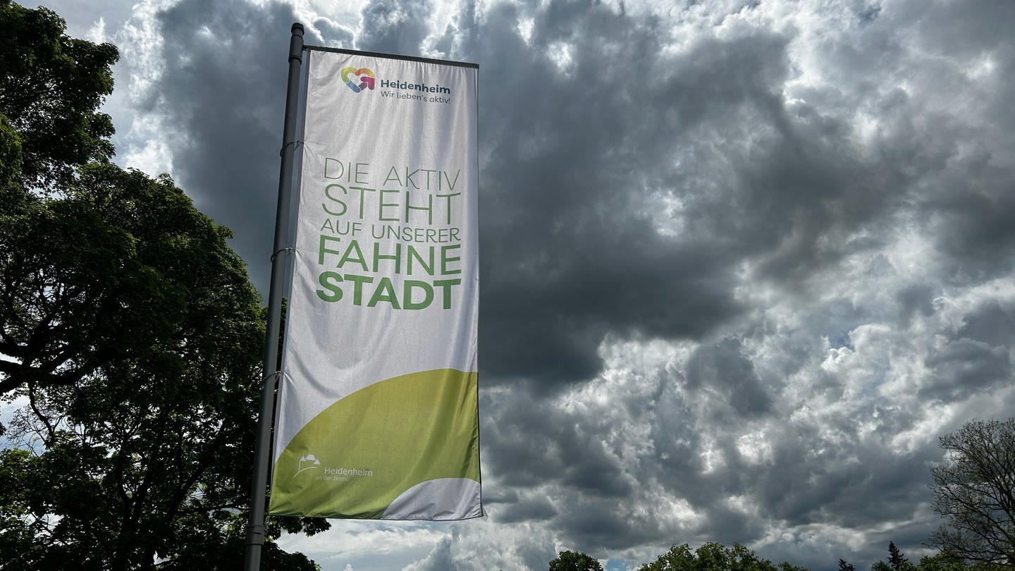 Eine Fahne am Schlossberg in Heidenheim mit der Aufschrift 