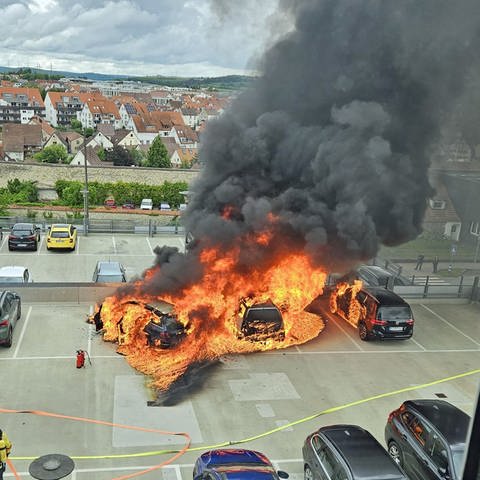 In einem Parkhaus in Ehingen geriet am Mittwoch ein Auto in Brand. Durch die Hitze des Feuers wurden noch weitere Fahrzeuge auf dem obersten Parkdeck beschädigt. 