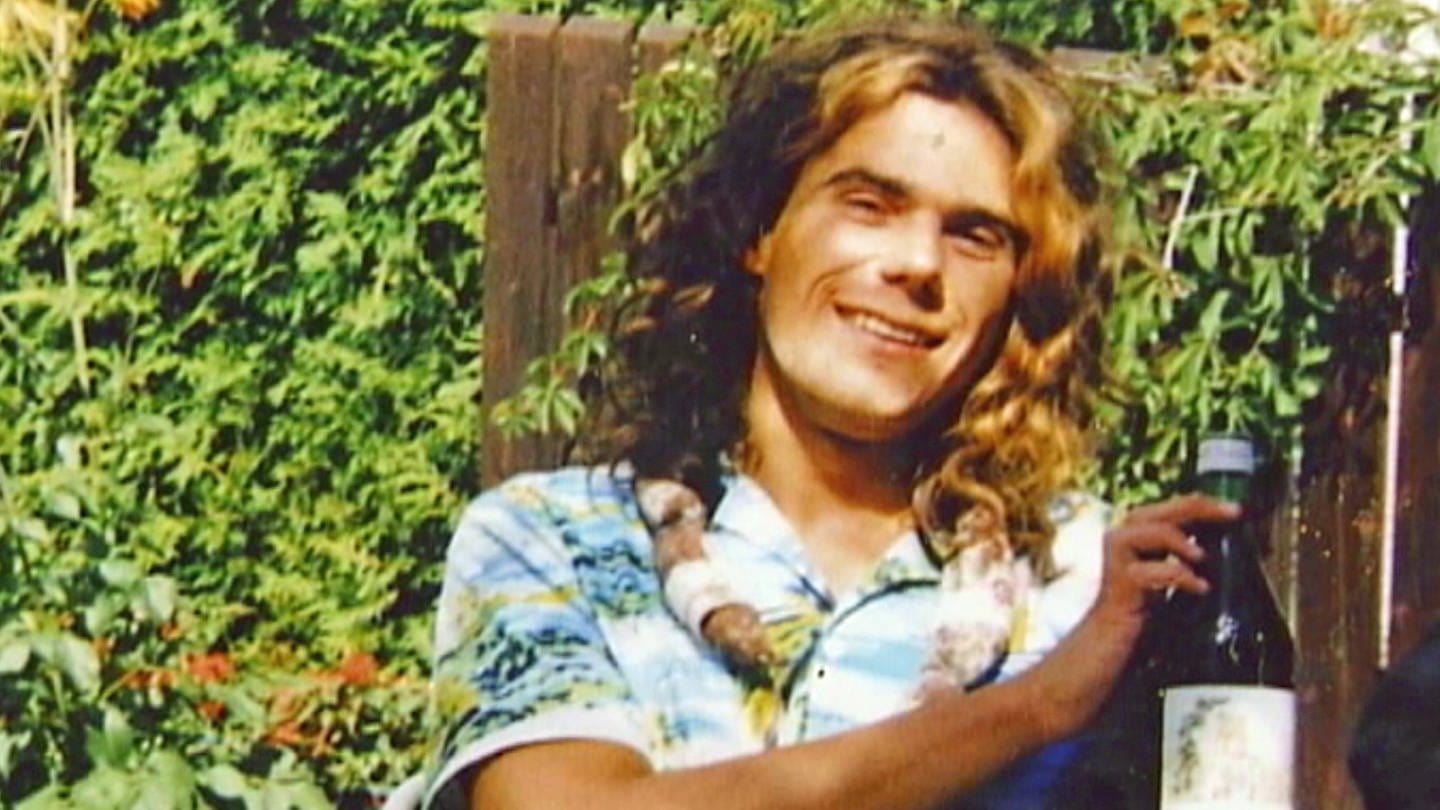Der ermordete Rafael Blumenstock, lächelnd, eine Getränkeflasche in der Hand. (Foto: SWR, Archivbild)