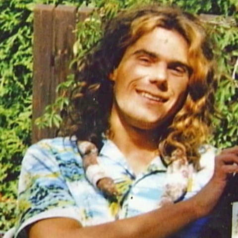 Der ermordete Rafael Blumenstock, lächelnd, eine Getränkeflasche in der Hand.