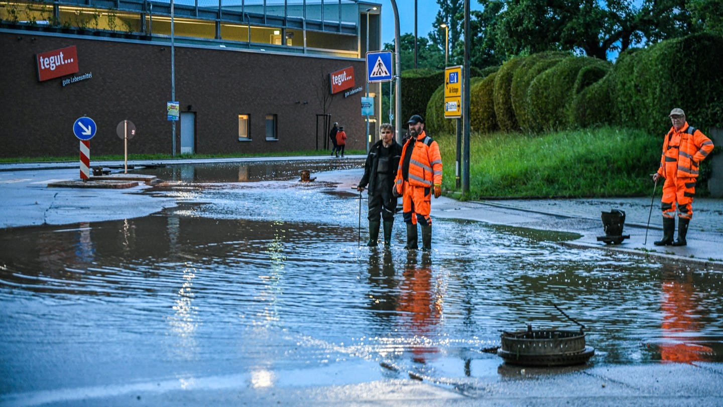 In Ellwangen war laut Polizei vor allem die Innenstadt betroffen: Mehrere Straßen wurden überflutet, die Bahnhofstraße musste gesperrt werden. (Foto: Jason Tschepljakow)