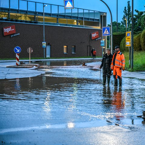 In Ellwangen war laut Polizei vor allem die Innenstadt betroffen: Mehrere Straßen wurden überflutet, die Bahnhofstraße musste gesperrt werden. 