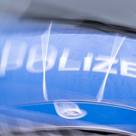 Der Schriftzug auf einem Polizeiauto: Die Polizei ermittelt, nachdem ein 14-Jähriger am Donnerstagnachmittag in der Ulmer Oststadt einen Unfall mit einem gestohlenen Auto verursacht hat. Ein Beifahrer wurde leicht verletzt. 