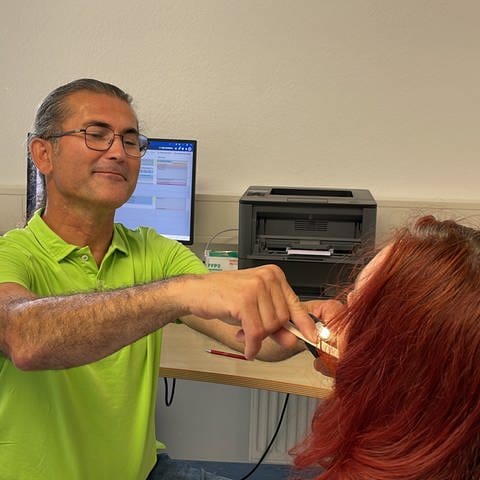 Hausarzt Ahmet Gönen untersucht eine Patientin in der neuen Praxis in Abtsgmünd im Ostalbkreis.