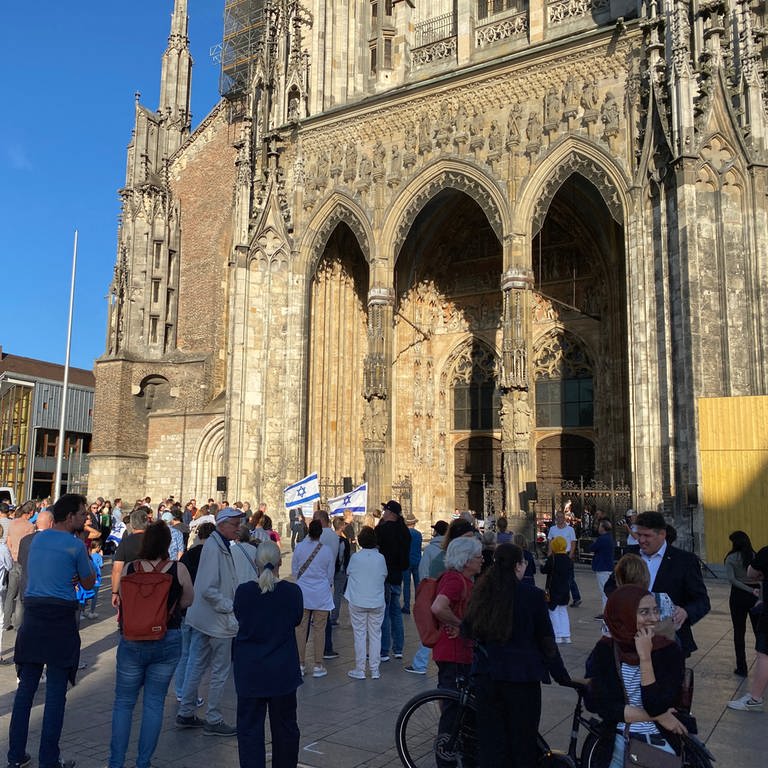 Menschenmenge am Eingangsportal des Ulmer Münsters