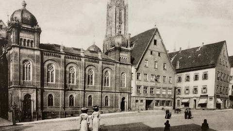 Schwarz-weiß-Postkarte mit dem Motiv der Alten Synagoge in Ulm. Am 12. und 13. September 1873 ist die (Alte) Synagoge Ulm eingeweiht worden.