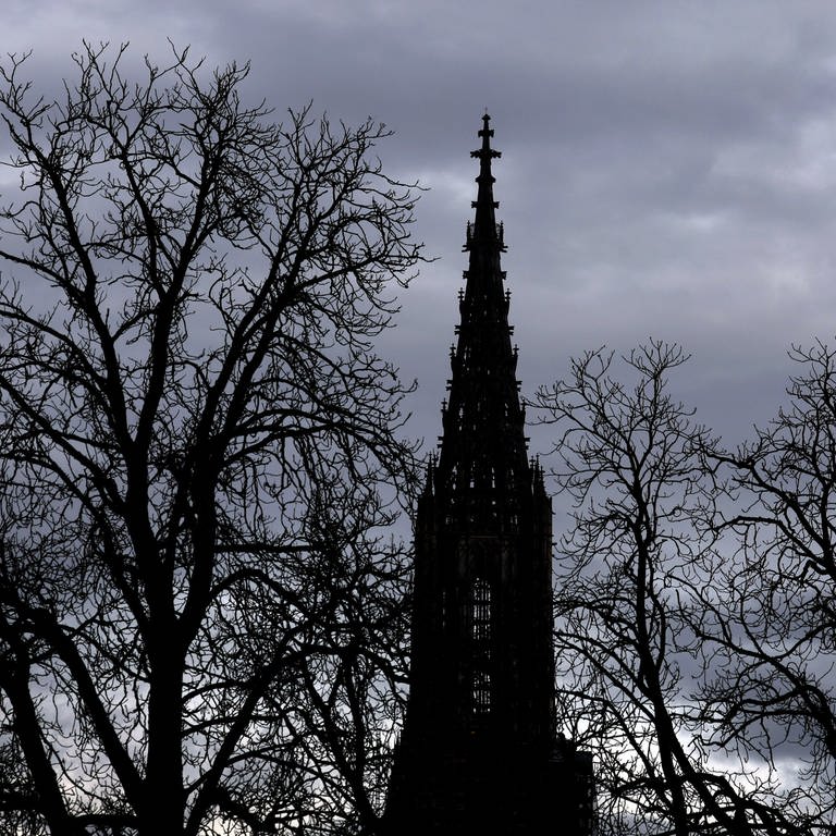 Dunkle Wolken über dem Ulmer Münster. Wegen sinkender Mitgliederzahlen muss die evangelische Kirche reagieren. Die Kirchenbezirke Ulm und Blaubeuren werden zusammengelegt.