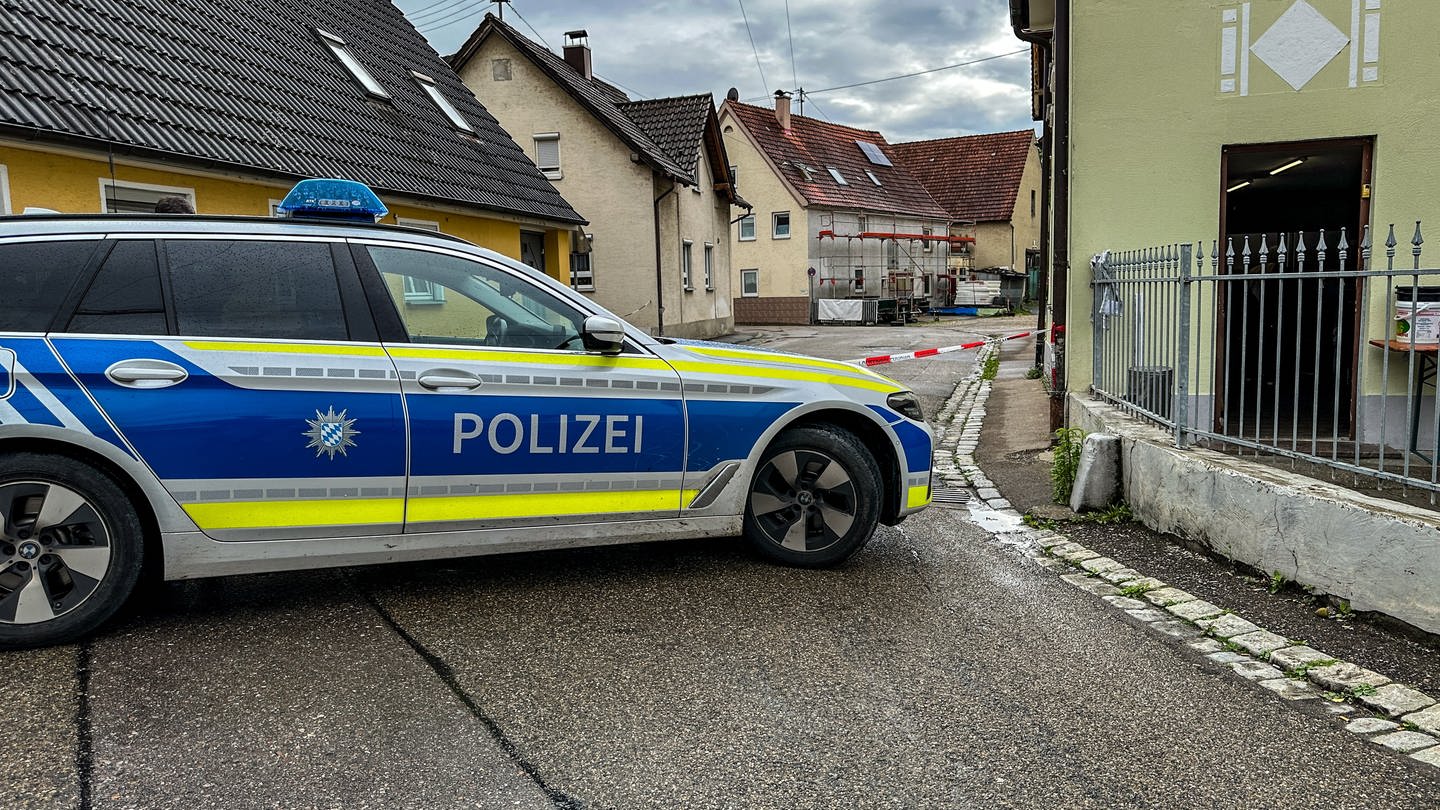 Eine Straße ist von der Polizei abgesperrt: Die Polizei hat in Günzburg einen Warnschuss abgegeben, weil ein 41-Jähriger in einem psychischen Ausnahmezustand mit einem Beil in der Hand unterwegs war. (Foto: Mario Obeser)